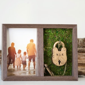 Cadeado de amor personalizado - Conjunto de presente com moldura para fotos - Cadeado personalizado com 2 chaves e colar - Moldura de madeira 4x6 - Lembrança de casal