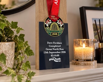 Gravierter Medaillenständer aus massiver Eiche für den North Run 2026