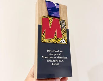 Spersonalizowany stojak na medale Manchester Marathon 2026 z litego dębu