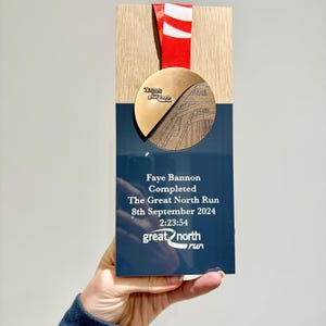 Great North Run Halve Marathon-trofee gemaakt van massief eiken, gegraveerd en gepersonaliseerd met de door jou gekozen woorden