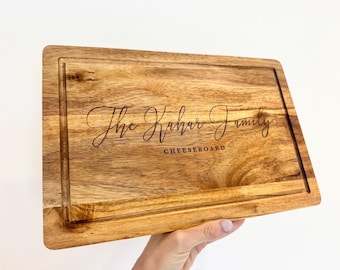 Personalisiertes rustikales Akazienholz Servierbrett, Käsebrett, Schneidebrett Hochzeit Neues Haus aus Holz Jubiläum Geschenk JEDER BEGRIFF