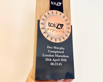 Medaglia trofeo personalizzata della Maratona di Londra 2026 in legno massello di quercia con cinturino in pelle e targhetta incisa.