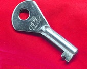 Vintage SINGER SIMANCO Key Sewing Machine Case Buckle Lock 99 99k 201 201k
