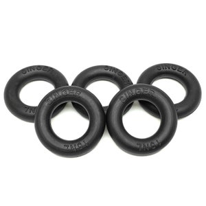 Könnte beinhalten: Fünf schwarze Gummiringe mit dem Wort "SINGER" auf der Oberseite. Die Ringe sind kreisförmig angeordnet. Der Text "15NL" ist auf der Unterseite der Ringe zu sehen.