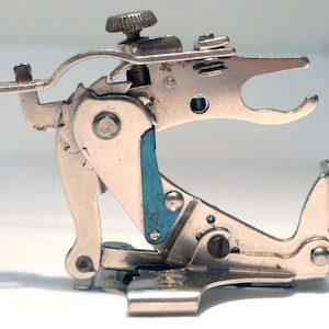 Vintage SIMANCO SINGER Rüschen Low Shank Nähmaschine Aufsatz Fuß Sale by 3FTERS Federgewicht 221 222