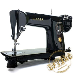 Puede incluir: M&aacute;quina de coser Singer negra vintage con letras doradas. La m&aacute;quina tiene un acabado elegante y brillante y un dise&ntilde;o cl&aacute;sico. El logotipo de Singer se muestra de forma destacada. Un equipo cl&aacute;sico para coser y hacer manualidades.