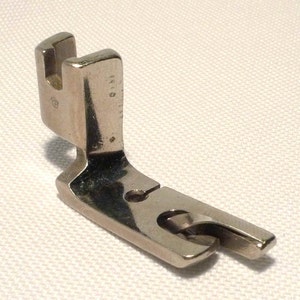 Vintage Gerollter Hemmer Fuß 2,5mm Nähmaschine Befestigung für Low Shank SINGER Federgewicht 221 222 etc