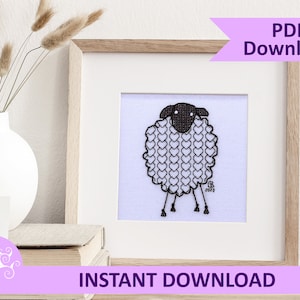 Könnte beinhalten: Ein schwarz-weißes Kreuzstichmuster eines Schafs mit einem herzförmigen Vlies. Das Muster ist gerahmt und bereit zum Sticken.