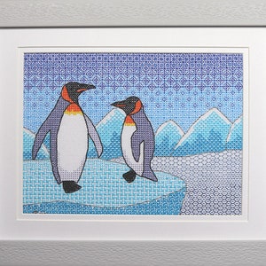 Peut inclure: Deux pingouins noirs et blancs avec des becs orange et des accents jaunes se tiennent sur un paysage glaciaire bleu et blanc. L'arrière-plan est un motif bleu et blanc.