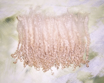 Short wool curls, Teeswater curls shearling, locks, natural. (38 euros / 100 grams)