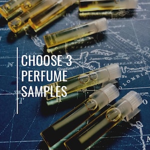 Może przedstawiać: Kilka fiolek z próbkami perfum wypełnionych złotym płynem ułożonych na mapie. Tekst "CHOOSE 3 PERFUME SAMPLES" jest wyświetlany na biało. Tło to granatowa mapa z białymi liniami.