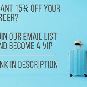 Puede incluir: Una maleta azul claro con un sombrero beige encima, sobre un fondo azul claro. El texto de la izquierda dice: "&iquest;QUIERES UN 15% DE DESCUENTO EN TU PEDIDO? &Uacute;NETE A NUESTRA LISTA DE CORREO ELECTR&Oacute;NICO Y CONVI&Eacute;RTETE EN VIP ENLACE EN LA DESCRIPCI&Oacute;N."