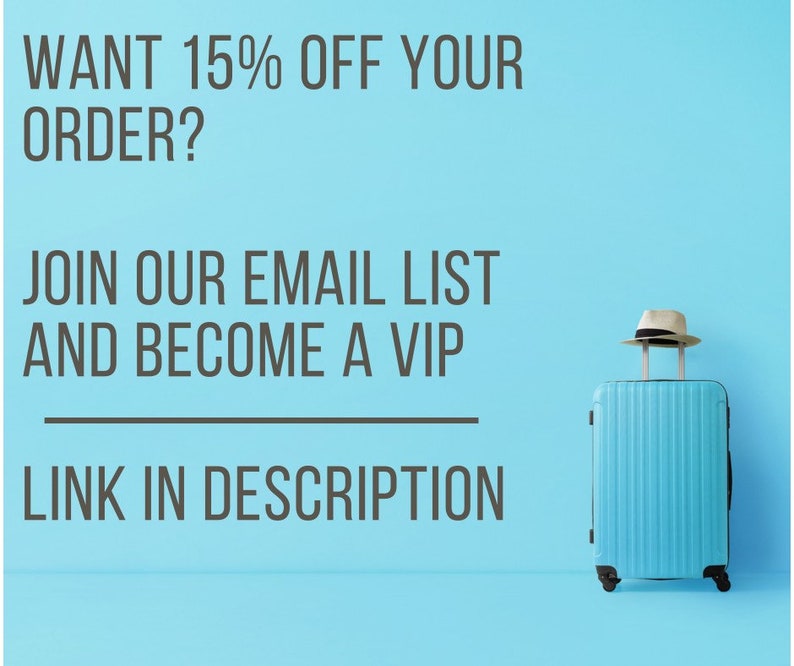 Puede incluir: Una maleta azul claro con un sombrero beige encima, sobre un fondo azul claro. El texto de la izquierda dice: "&iquest;QUIERES UN 15% DE DESCUENTO EN TU PEDIDO? &Uacute;NETE A NUESTRA LISTA DE CORREO ELECTR&Oacute;NICO Y CONVI&Eacute;RTETE EN VIP ENLACE EN LA DESCRIPCI&Oacute;N."