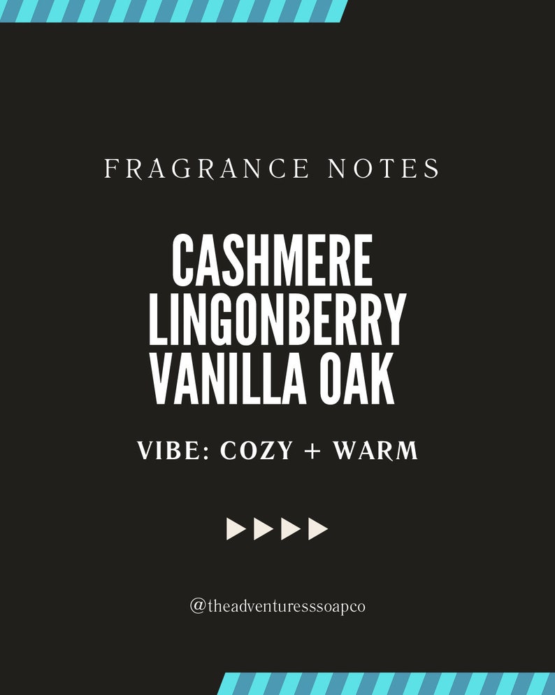 Puede incluir: Un gr&aacute;fico en blanco y negro con el texto "FRAGRANCE NOTES" en blanco, seguido de "CASHMERE LINGONBERRY VANILLA OAK" en blanco, y "VIBE: COZY + WARM" en blanco. El texto est&aacute; sobre un fondo negro con un borde rayado azul y blanco.