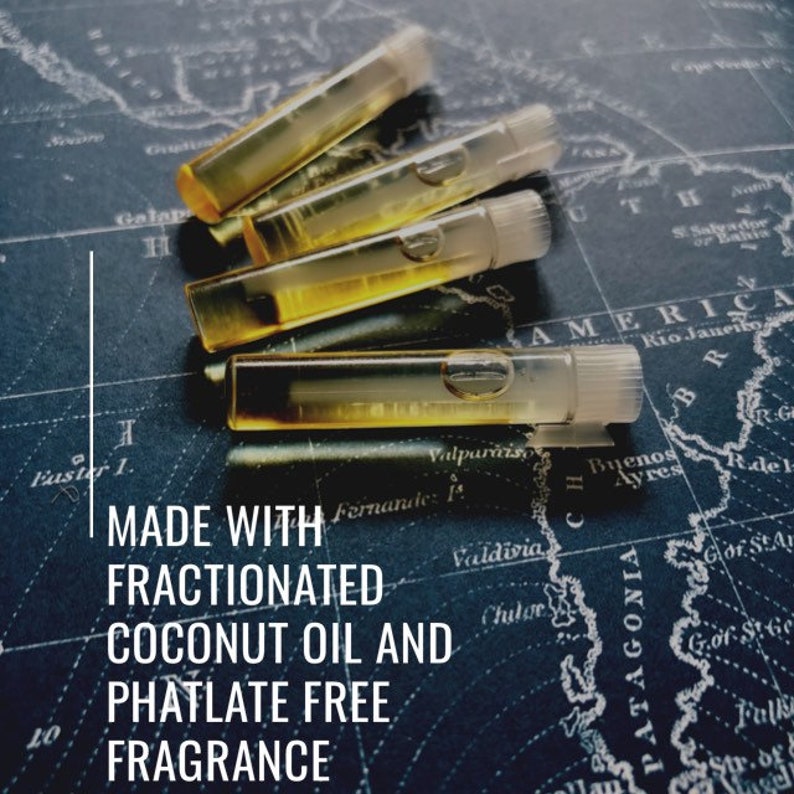 Puede incluir: Cuatro viales transparentes llenos de un l&iacute;quido dorado est&aacute;n dispuestos sobre un mapa. Los viales est&aacute;n etiquetados "MADE WITH FRACTIONATED COCONUT OIL AND PHATALATE FREE FRAGRANCE". El fondo es un mapa azul oscuro con texto blanco.