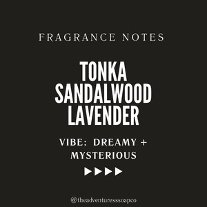 Puede incluir: Gr&aacute;fico en blanco y negro con el texto "FRAGRANCE NOTES" y "TONKA SANDALWOOD LAVENDER" en una fuente grande. Debajo del texto est&aacute; "VIBE: DREAMY + MYSTERIOUS" y cuatro botones de reproducci&oacute;n blancos. El texto "@theadventuressoapco" est&aacute; en la parte inferior del gr&aacute;fico.