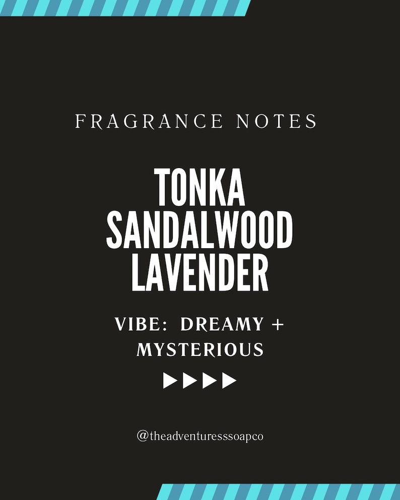 Puede incluir: Gr&aacute;fico en blanco y negro con el texto "FRAGRANCE NOTES" y "TONKA SANDALWOOD LAVENDER" en una fuente grande. Debajo del texto est&aacute; "VIBE: DREAMY + MYSTERIOUS" y cuatro botones de reproducci&oacute;n blancos. El texto "@theadventuressoapco" est&aacute; en la parte inferior del gr&aacute;fico.