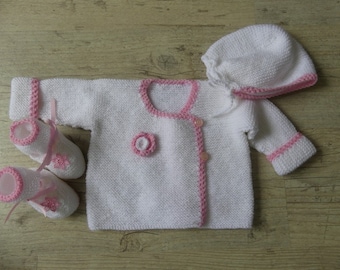 Ensemble 3 pièces Gilet Bonnet et Chaussons tricot fait main | blanc et rose de 6 à 9 mois | Cadeau pour petite fille | Ensemble vintage