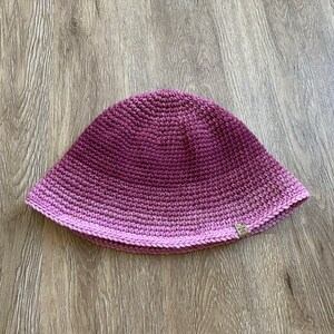 Crochet ombré pink bucket hat.