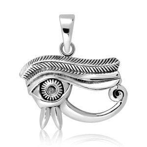 Puede incluir: Pendiente de plata con una representación detallada del Ojo de Horus, un antiguo símbolo egipcio de protección y buena salud.