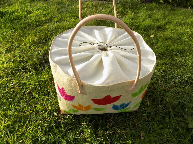Straw racing basket tote bagmarket basket in Tulip flower straw