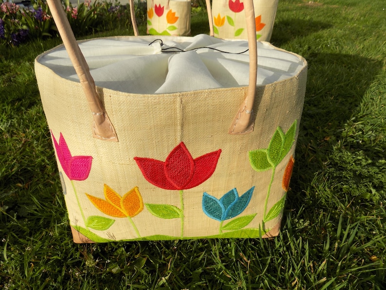 Straw racing basket tote bagmarket basket in Tulip flower straw