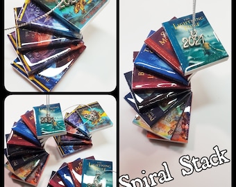 Juego hecho a mano de 5 u 8 adornos de libros apilados de Percy Jackson, 5 Héroes del Olimpo, 5 Pruebas de Apolo o 4 Magnus Chase. **VER INFORMACIÓN SOBRE LAS FIESTAS