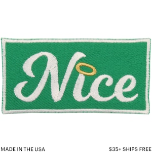Puede incluir: Parche bordado con la palabra "Nice" en escritura blanca sobre un fondo verde. Un halo dorado está encima de la "i". El parche tiene un borde blanco. El texto "MADE IN THE USA" está en la parte inferior.