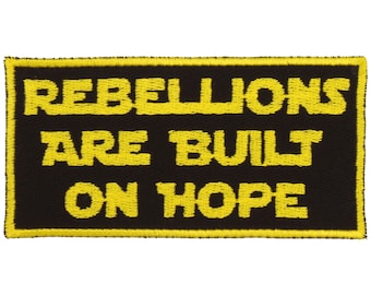 Parche "Las rebeliones se construyen sobre la esperanza" – Hecho en EE. UU. – Parche rebelde de 10 x 5 cm – Parche para chaqueta – Parche de rebelión – Parche de resistencia – Regalo para frikis