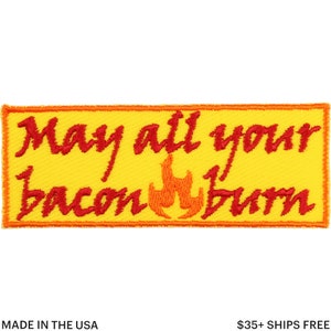Può includere: Toppa ricamata con la frase "May all your bacon burn" in rosso su sfondo giallo. La toppa ha un bordo arancione e una grafica a fiamma. Prodotto negli Stati Uniti.