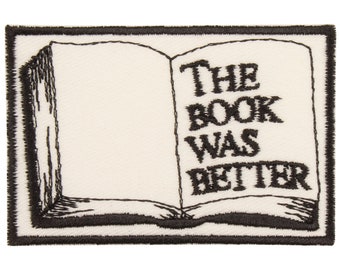 Tygmärket "Boken var bättre" – Tillverkad i USA – Boktygmärke 5 x 7,5 cm – Bibliofiltygmärke – Gåvor till bokälskare – Tygmärken för ryggsäckar