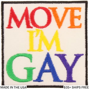 Könnte beinhalten: Gestickter Aufnäher mit dem Text "MOVE I'M GAY" in Regenbogenfarben auf weißem Hintergrund. Der Aufnäher hat einen schwarzen Rand und den Text "MADE IN THE USA" unten.