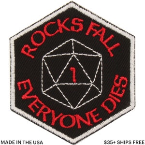 Può includere: Toppa esagonale nera con bordo bianco e testo rosso "ROCKS FALL EVERYONE DIES". Una forma geometrica bianca con un "1" rosso è al centro. Prodotto negli Stati Uniti.