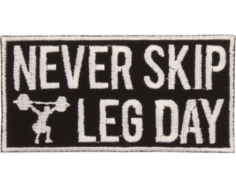 Toppa "Never Skip Leg Day" – Prodotto negli USA – Toppa da palestra 4" x 2" – Toppa ricamata per sollevamento pesi – Toppa per allenamento – Toppa per borsa da palestra