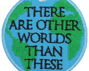 Toppa "Ci sono altri mondi oltre a questi" - Made in USA - Toppa letteraria da 2,5" - Toppa per zaino - Toppa per giacca - Toppa per amante dei libri