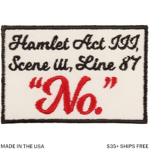 Può includere: Una toppa rettangolare con sfondo bianco e bordo ricamato nero. La toppa presenta il testo "Hamlet Act III, Scena III, Riga 87" in nero, con la parola "No." in rosso. Il testo "MADE IN THE USA" è in basso.