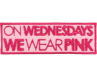 Toppa "On Wednesdays We Wear Pink" – Made in USA – Toppa Pop Culture da 4" x 1,25" – Toppe per giacche – Toppe ricamate per jeans