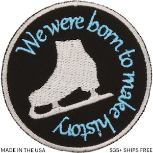 Peut inclure: Écusson rond noir avec une silhouette de patin à glace blanche. Le texte "We were born to make history" est écrit en bleu clair autour du patin. Le patch est bordé d'une bordure argentée.