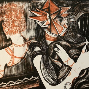 Könnte beinhalten: Eine Schwarzweißillustration von zwei Frauen mit aufwendigen Details. Eine Frau hat langes, fließendes Haar und eine geometrische Maske über ihrem Gesicht. Die andere Frau hat kurze, lockige Haare und trägt eine Halskette und Armbänder. Der Hintergrund ist ein dunkles, abstraktes Muster.