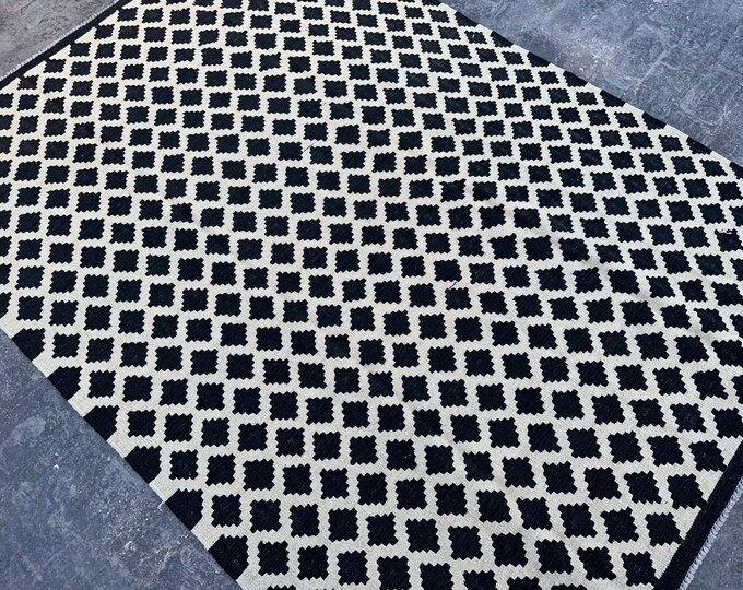 Balck and white Afghan kilim rug | 5'10 x 8'0 Modern kilim rug | Bedroom kilim rug | Fine handwoven kilim rug