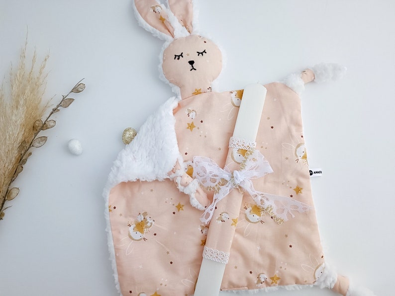 Baby Mädchen Osterkerze mit Häschen Tröster, Lambatha Häschen Lovey Set, Baumwollhäschen Knuddelfreund, Palmsonntagskerze, Neugeborenes Ostergeschenk Bild 1