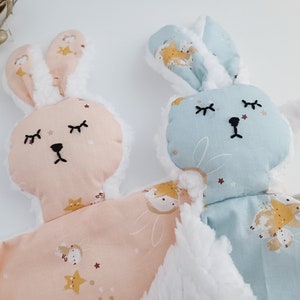 Baby Mädchen Osterkerze mit Häschen Tröster, Lambatha Häschen Lovey Set, Baumwollhäschen Knuddelfreund, Palmsonntagskerze, Neugeborenes Ostergeschenk Bild 9