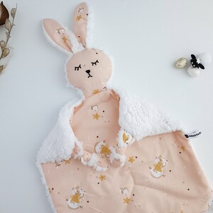 Baby Mädchen Osterkerze mit Häschen Tröster, Lambatha Häschen Lovey Set, Baumwollhäschen Knuddelfreund, Palmsonntagskerze, Neugeborenes Ostergeschenk Bild 7