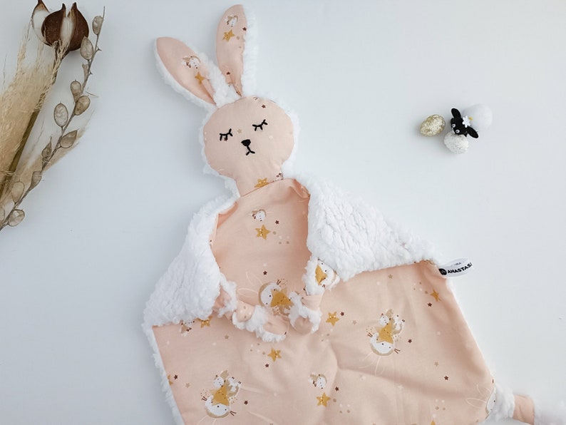 Baby Mädchen Osterkerze mit Häschen Tröster, Lambatha Häschen Lovey Set, Baumwollhäschen Knuddelfreund, Palmsonntagskerze, Neugeborenes Ostergeschenk Bild 7