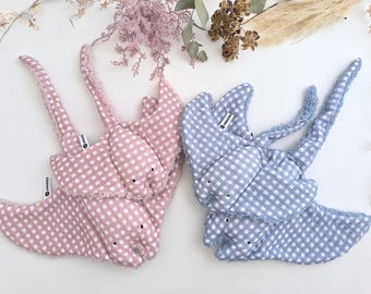 Babykuscheltier mit Mantarochen-Motiv, rosa oder blau-weiß kariert, Kuscheldecke aus Baumwolle und Sherpa