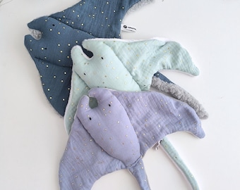 Personalisierte Babydecke mit Mantarochenmotiv, doppellagiger Baumwollstoff und Plüsch, blauer Stachelrochen