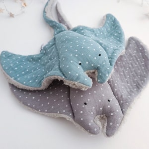 MANTA RAY Baby Comforter, STINGRAY Animal Lovey, Double Gauze Cotton Ocean Toy, Cuddle Soft Sea Animal, Blue Doudou Stingray, New Baby Gift image 3