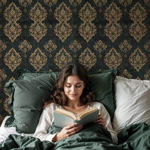 Bring vintage luxury into your home with this bohemian damask wallpaper, combining Gatsby glamour, William Morris patterns, and mid-century charm. The bold green tones and classic design make it ideal for accent walls in bathrooms, bedrooms, or any farmhouse-style space.