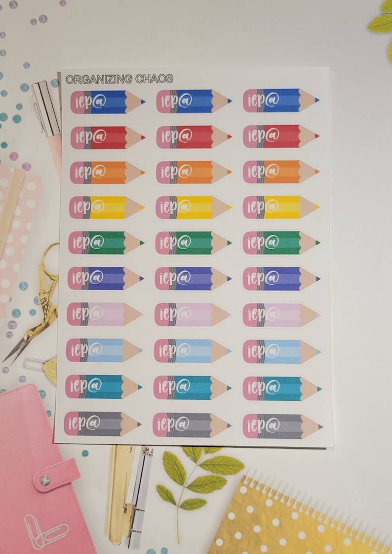 Puede incluir: Una hoja de pegatinas de l&aacute;pices de colores con el texto "iep@" en cada pegatina. Las pegatinas est&aacute;n dispuestas en filas de tres. Las pegatinas est&aacute;n sobre un fondo blanco.