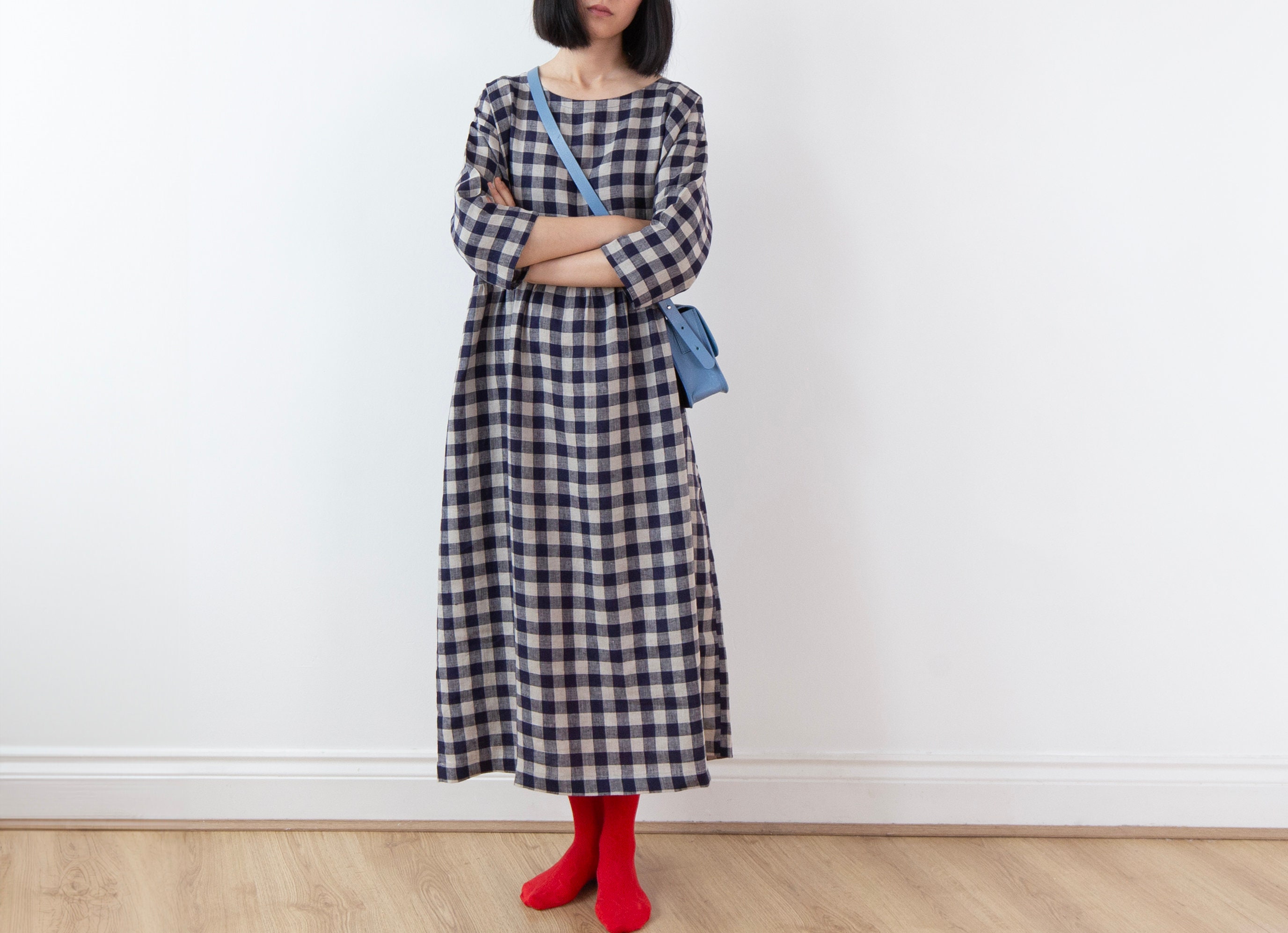 Vestido camisero básico de lino con cuadros vichy azul índigo, largo hasta la pantorrilla, hombros caídos y gran tamaño
